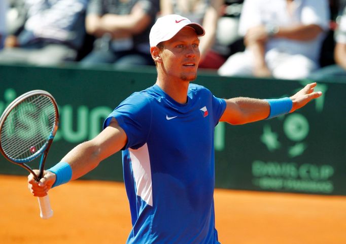 Český tenista Tomáš Berdych v semifinálovém utkání Davis Cupu 2012 s Argentincem Carlosem Berlocqem.