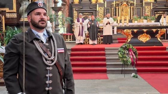 Mše za Kirka obrazem: smuteční nálada, ornáty, černé róby i orlové se šavlemi