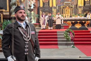 Mše za Kirka obrazem: smuteční nálada, ornáty, černé róby i sokolové se šavlemi