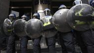 Royal Bank of Scotland, kterou britská vláda nedávno finanční pomocí zachránila před krachem, těžkooděnci neubránili. Demonstrantům se podařilo rozbít okna a vniknout do budovy.