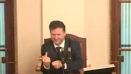 Vondráček se zase neuhlídal. Šéf sněmovny přivítal kolegy vulgárním gestem