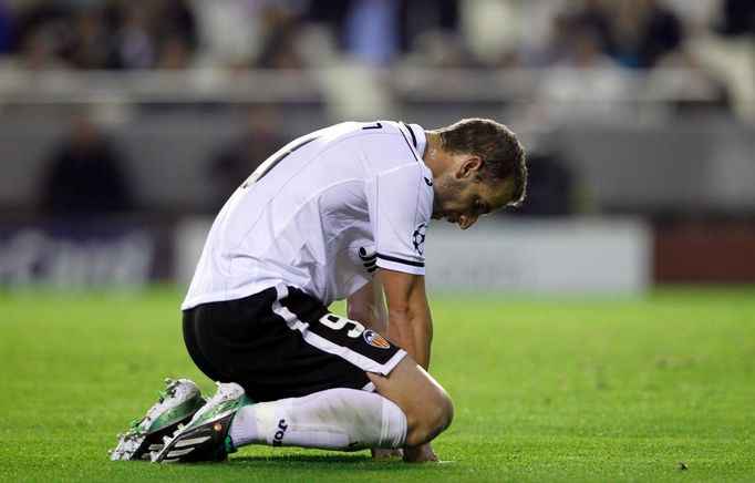 Fotbalista Valencie Roberto Soldado klečí v utkání Ligy mistrů 2012/13 proti Bayernu Mnichov.