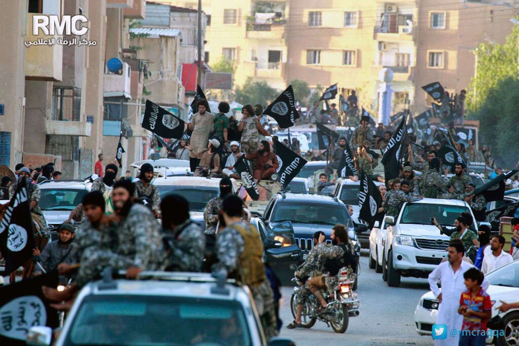 Bojovníci IS ve městě Rakka v roce 2014