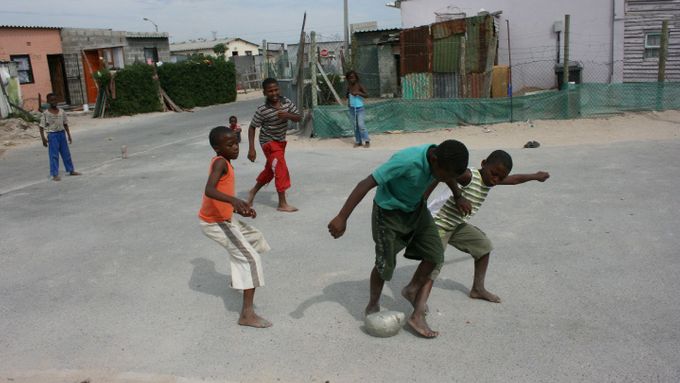 Fotbal je pro Jihoafričany vášeň. Kluky v townshipu nezastaví ani to, že jejich rozedraný míč už dávno ztratil svůj někdejší kulatý tvar
