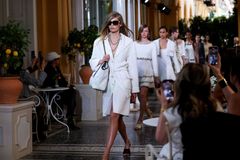 Letní elegance podle Chanelu. Inspirujte se také italským glamourem z 20. století