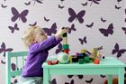 Vytapetujte dětem pokoj. Tapety s dekorem motýlků jsou pro dětské pokoje jako stvořené.  Tento a další dekory seženete v sekci Kids na ferm-living.com.  
