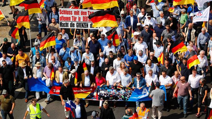 Příznivci pravicové strany Alternativa pro Německo během jedné demonstraci v Berlíně.
