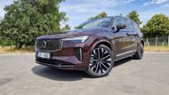 Kombinace benzinového čtyřválce a elektromotoru má 335 kW a za více než 1100 kilometrů, které jsme s autem najezdili, si řekla o 8,1 l/100 km. Většinu času jsme přitom jezdili s prázdnou baterkou jen na benzin, byť stále v hybridním režimu.