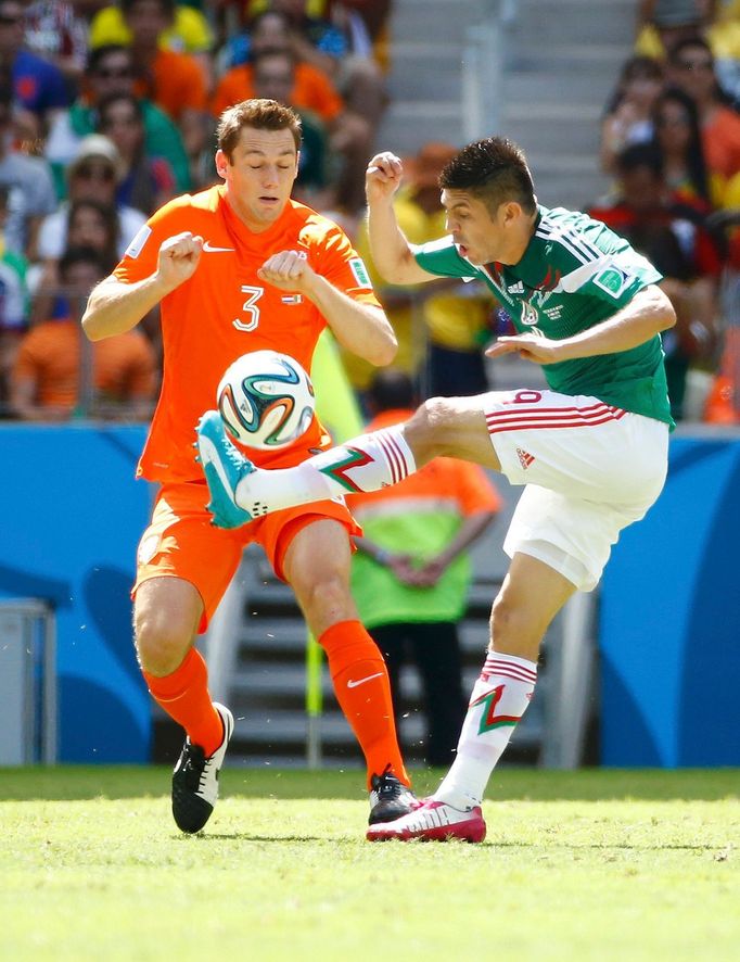 MS 2014, Nizozemsko-Mexiko:  Stefan de Vrij - Oribe Peralta