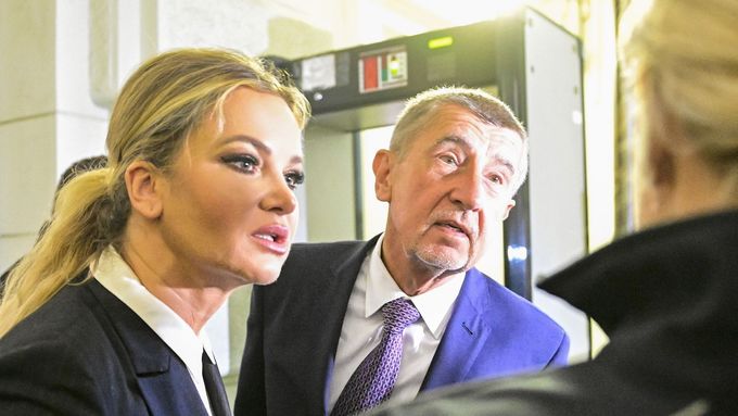 Obžalovaný Andrej Babiš a jeho manželka Monika u Městského soudu v Praze.