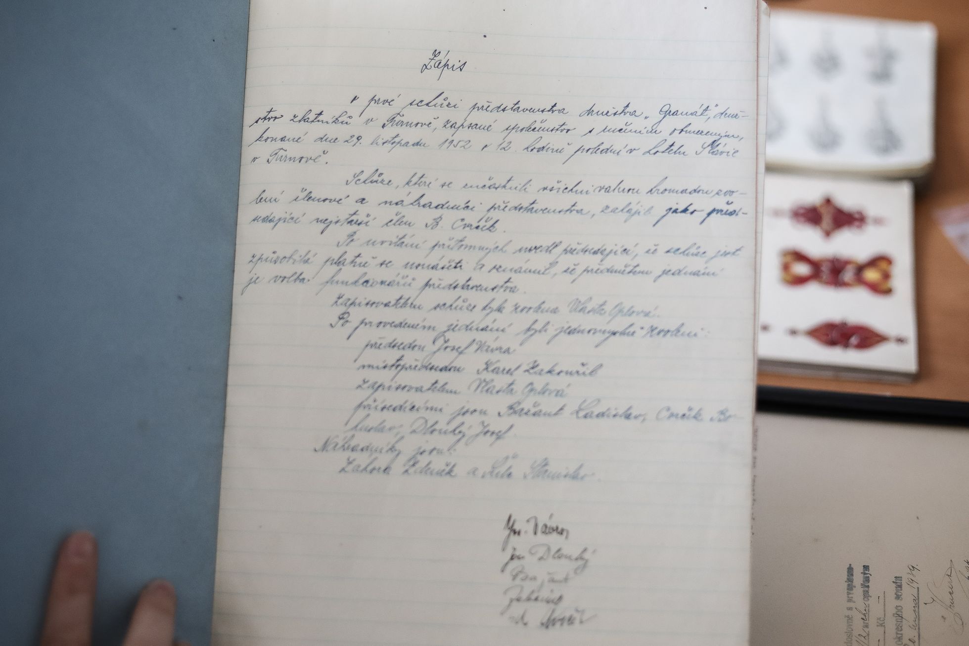 Výroba šperků z granátů, firma Granát Turnov