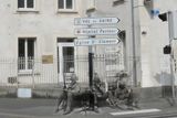 Spojenečtí vojáci odpočívají na ulici v Cherbourgu (Francie; rok 1944).