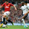Fotbalista Manchesteru United Robin van Persie uniká před obranou Tottenhamu v 6. kole anglické Premier League.