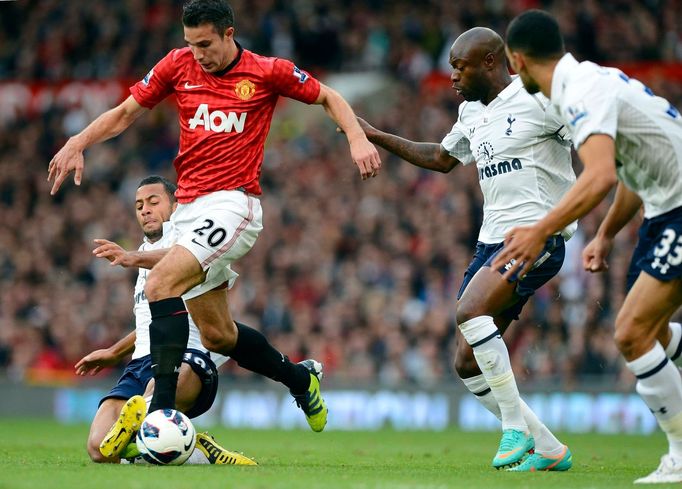 Fotbalista Manchesteru United Robin van Persie uniká před obranou Tottenhamu v 6. kole anglické Premier League.