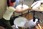 Osmiletá Japonka za bicími si troufla na pecku Led Zeppelin. Pochválil ji i frontman Robert Plant