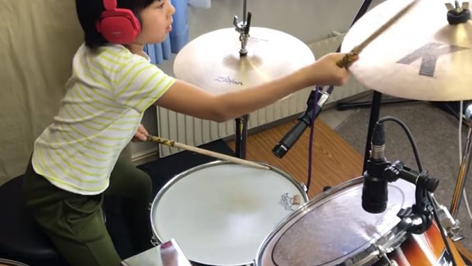 Osmiletá japonská bubenice si s bicími troufla na Led Zeppelin a uchvátila internet.