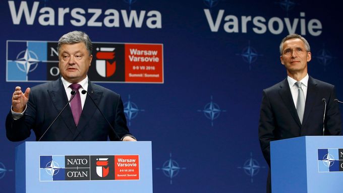 Ukrajinský prezident Petro Porošenko a Jens Stoltenberg