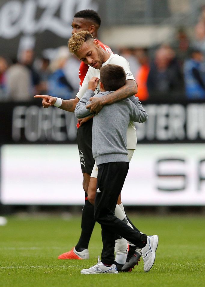 fotbal, francouzská liga 2018/2019, Rennes - Paris St. Germain, Neymar s malým fanouškem