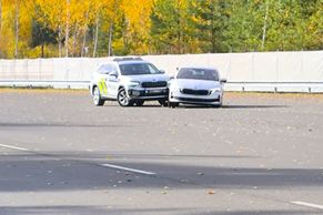 Šťouchnout a vyděsit. Nový policejní Kodiaq  předvádí mistrovský manévr bez následků
