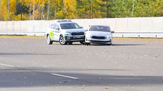 Šťouchnout a vyděsit. Nový policejní Kodiaq předvádí mistrovský manévr bez následků