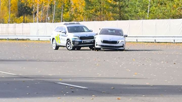 Šťouchnout a vyděsit. Nový policejní Kodiaq předvádí mistrovský manévr bez následků