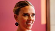 Scarlett Johansson na rozdíl od většiny hollywoodských herců nemá účty na sociálních sítích a střeží si soukromí. Deník New York Times s odvoláním na její nejbližší přátele letos napsal, že je klidná, štědrá a neprojevuje hvězdné manýry. Něco podobného listu řekl Woody Harrelson, který s ní letos účinkoval v romantické komedii Vezmi mě na Měsíc. "Je to světová superstar, ale chová se úplně obyčejně. Nezaznamenal jsem u ní ani špetku nějakého ega," podivil se.