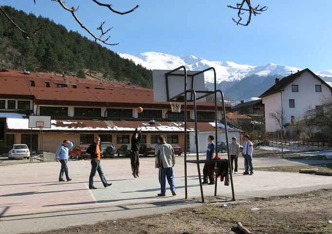 Až je přestane bavit basketbal, půjdou do centra vesnice a vezmou si s sebou srbské vlajky.