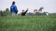 Desítky tisíc fanoušků podél trati si užívaly velmi těsných soubojů české špičky.  Ti, kteří sami neřídili, si k tomu mohli dát plechovku svého oblíbeného piva, jako tento divák u obce Soběnov.