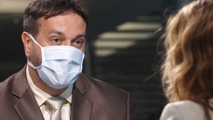 Lidé, kteří nenosí roušky, jsou sami proti sobě. Nemáme zdaleka vyhráno, říká Maďar