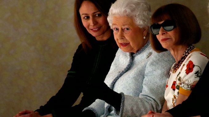 Britská královna překvapila. Poprvé v 91 letech navštívila Fashion Week