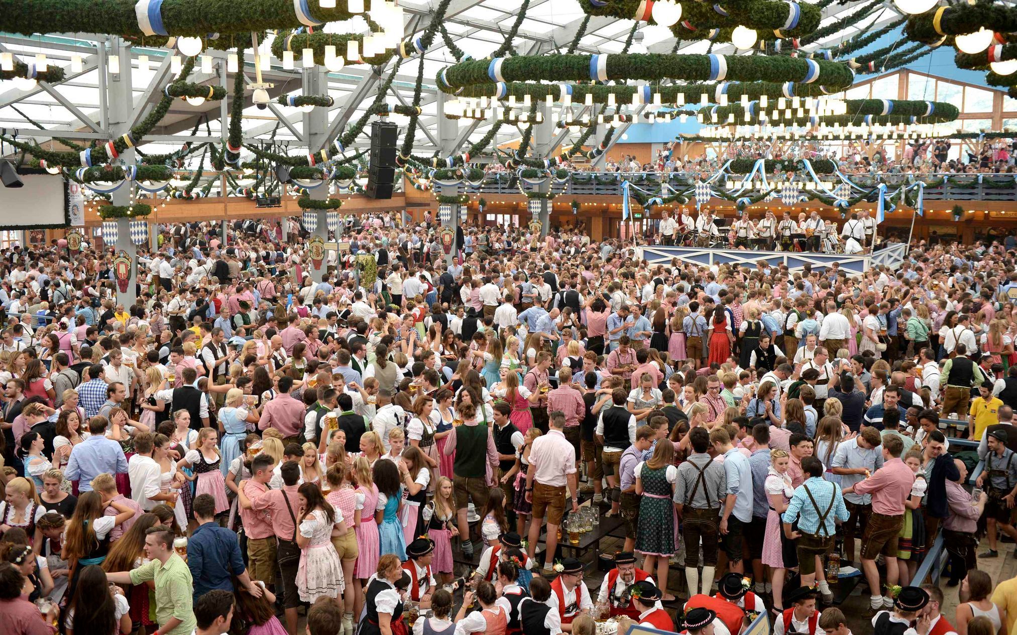 Návštěvníci zahajovacího dne 181. ročníku Oktoberfestu v Mnichově.