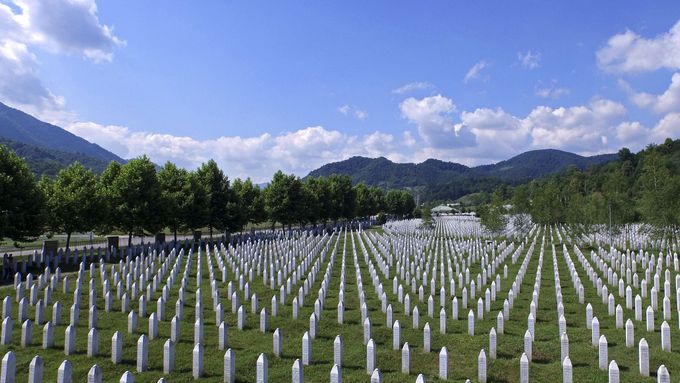 Památník obětí masakru v Srebrenici.