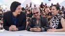 Herci Adam Driver a Marion Cotillardová s režisérem Leosem Caraxem v Cannes.