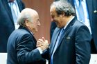 Blatter mě chtěl vždycky odstřelit, tvrdí Platini. Nenávist prý způsobilo padesát milionů korun