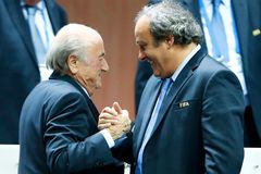 Blatter mě chtěl vždycky odstřelit, tvrdí Platini. Nenávist prý způsobilo padesát milionů korun