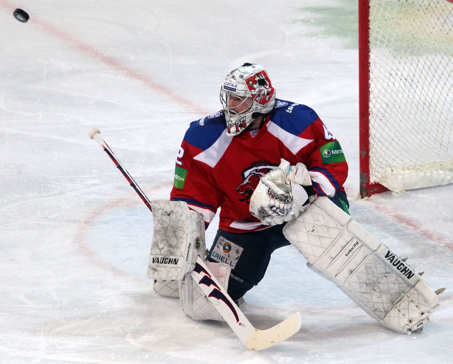 Hokejový brankář Lva Praha Tomáš Pöpperle v utkání KHL 2012/13 proti Atlantu Mytišči.,