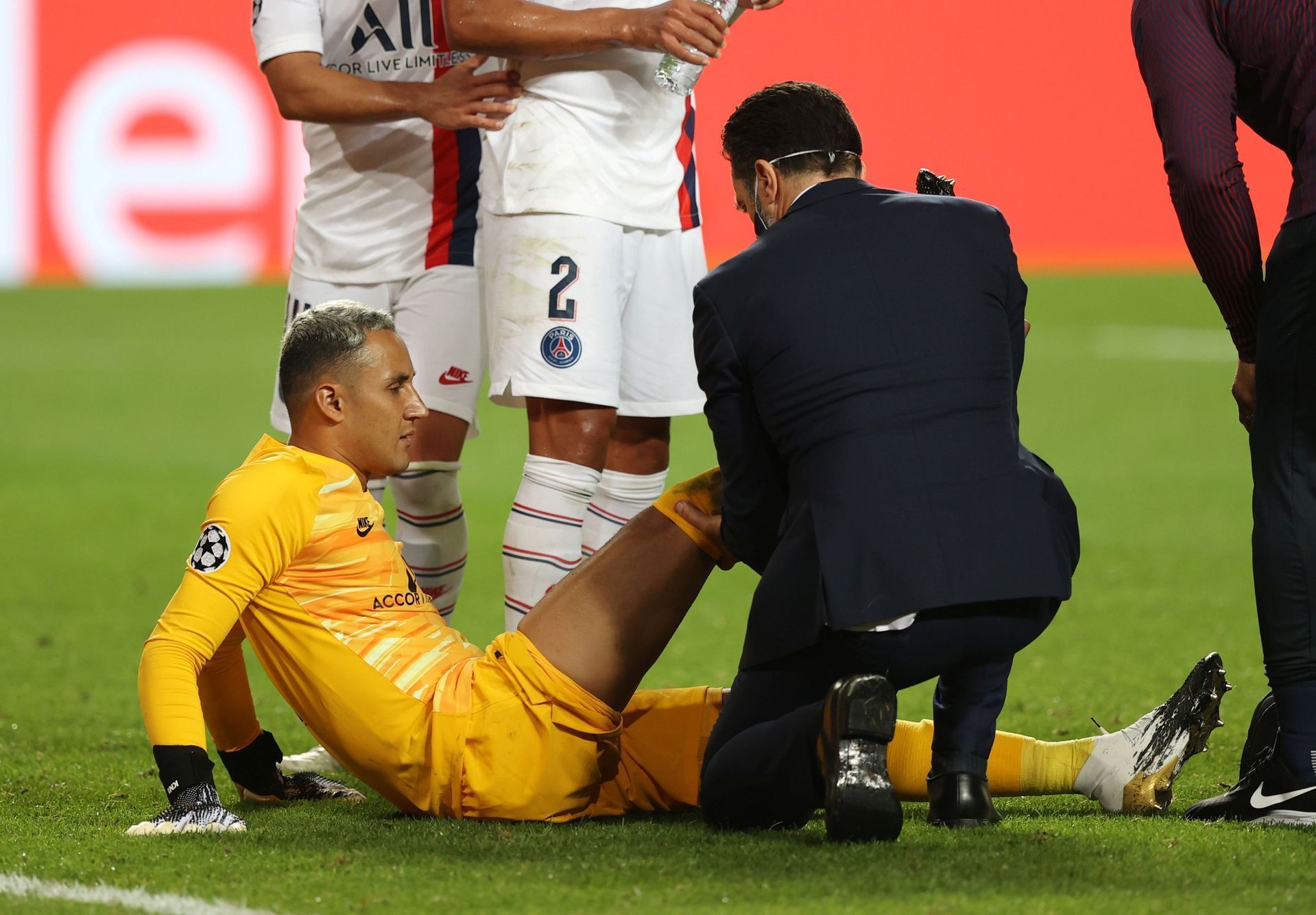 Zraněný brankář PSG Keylor Navas ve čtvrtfinále LM Atalanta - Paris St. Germain