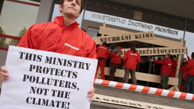 Protest aktivistů Greenpeace před ministerstvem životního prostředí. Důvodem byly emisní povolenky pro české podniky.