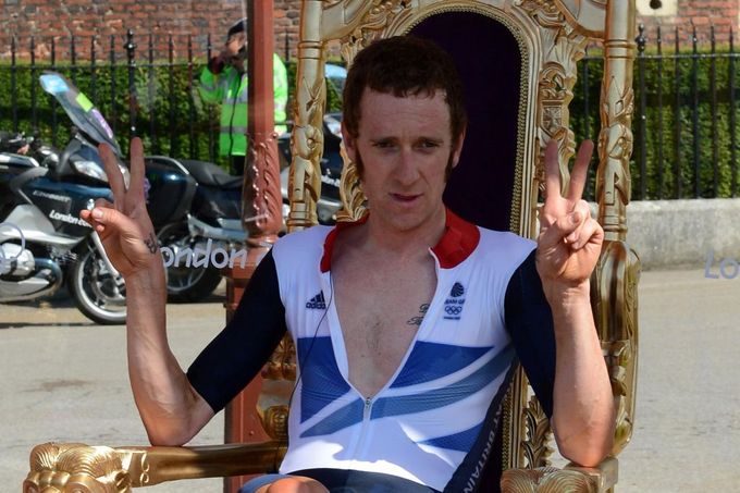 Bradley Wiggins na trůnu po vítězství v olympijské časovce v Londýně 2012.