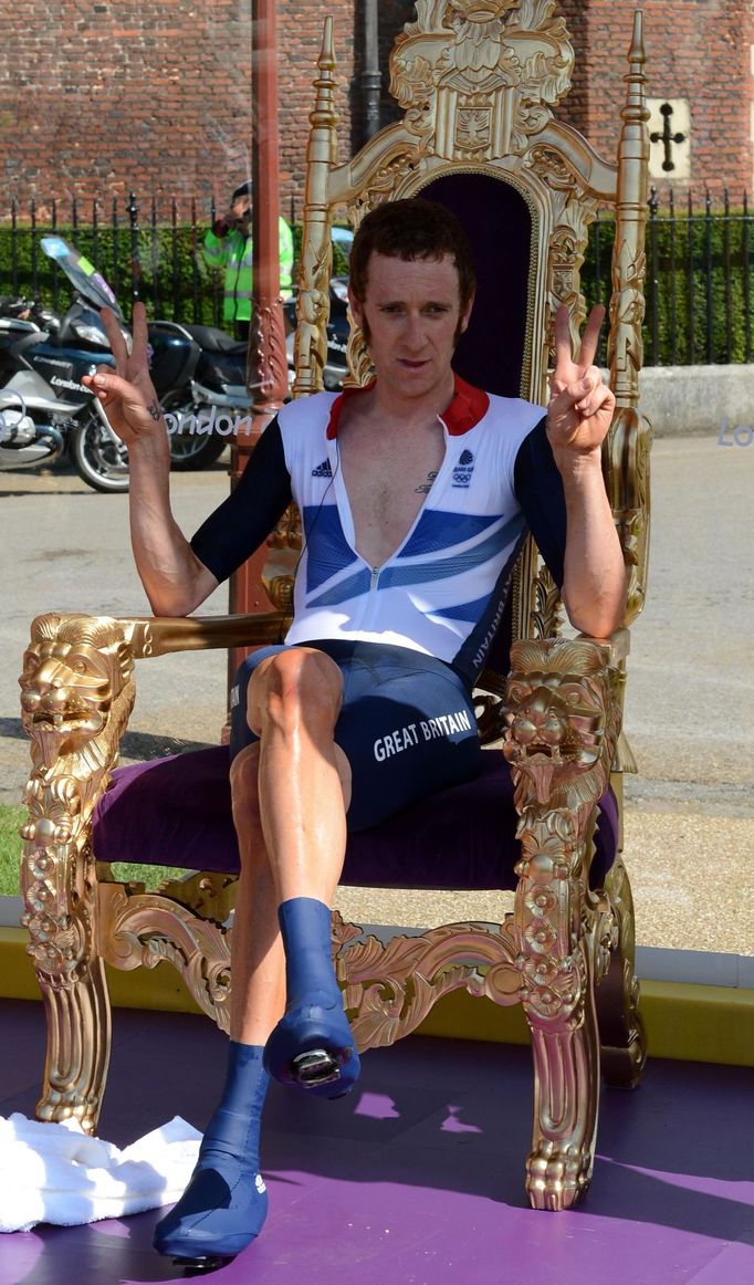 Bradley Wiggins na trůnu po vítězství v olympijské časovce v Londýně 2012.