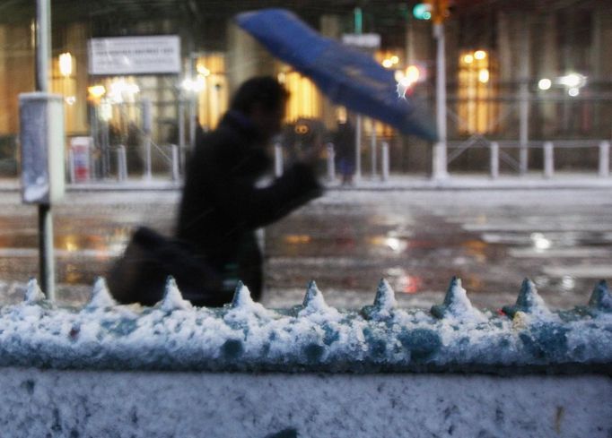 Snow rests on the entrance to the Wall St. subway station in New York's financial district, November 7, 2012. A wintry storm dropped snow on the Northeast and threatened to bring dangerous winds and flooding to a region still climbing out from the devastation of superstorm Sandy. REUTERS/Brendan McDermid (UNITED STATES - Tags: DISASTER ENVIRONMENT) Published: Lis. 7, 2012, 11:53 odp.