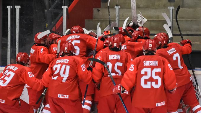 Ruští hokejisté oslavují postup do finále MS osmnáctek.