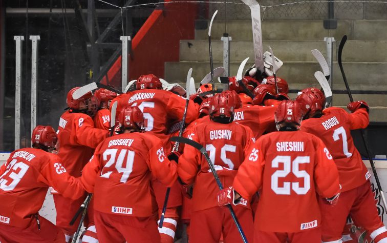 MS do 18 let 2019: Ruští hokejisté oslavují postup do finále po výhře nad USA.
