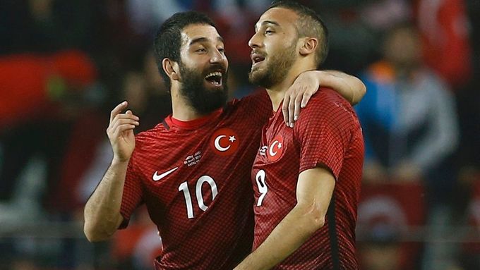 Arda Turan gratuluje spoluhráči Cenku Tosunovi, střelci obou tureckých gólů.