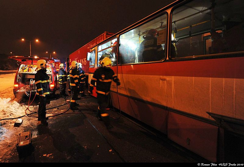 Nehoda autobusu a kamionu na Černém Mostě v Praze