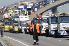 Na dálnici v Anglii se srazily dva kamiony a minibus. Nehodu nepřežilo osm lidí