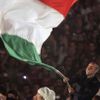 Kapitán fotbalového mistra - Itálie - Fabio Cannavaro zdraví vlajkou stovky tisíc jásajících fanoušků. Oslava titulu se odehrála před Koloseem, na ploše zvané Circus Maximus v centru Říma.