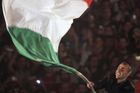 Kapitán fotbalového mistra - Itálie - Fabio Cannavaro zdraví vlajkou stovky tisíc jásajících fanoušků. Oslava titulu se odehrála před Koloseem, na ploše zvané Circus Maximus v centru Říma.
