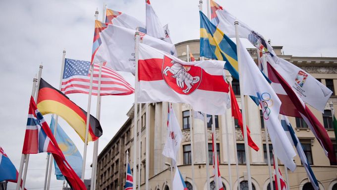 Stržení oficiální vlajky Běloruska vyvolalo roztržku mezi rižským starostou a IIHF.
