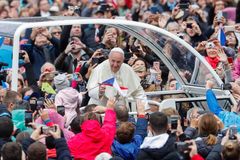 Papež František se ve Vatikánu setkal s českými poutníky. Děti vzal do papamobilu